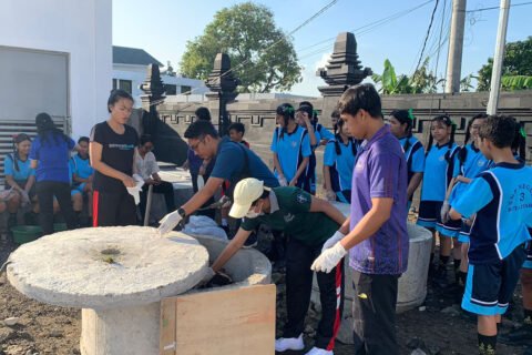 Jumat Bersih: Aksi Nyata Warga Sekolah Kelola Sampah dan Hijaukan Lingkungan