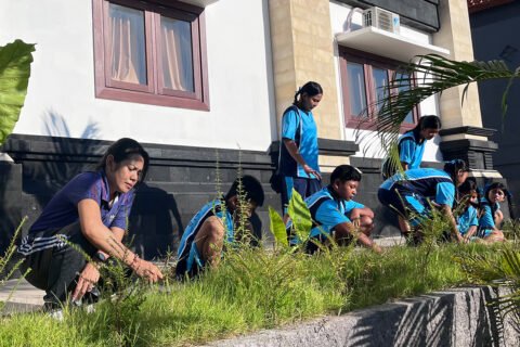 Dari Sekolah Untuk Bumi : SMP Negeri 3 Kuta Utara Bangun Budaya Peduli Lingkungan Melalui Aksi Bersama Jumat Bersih