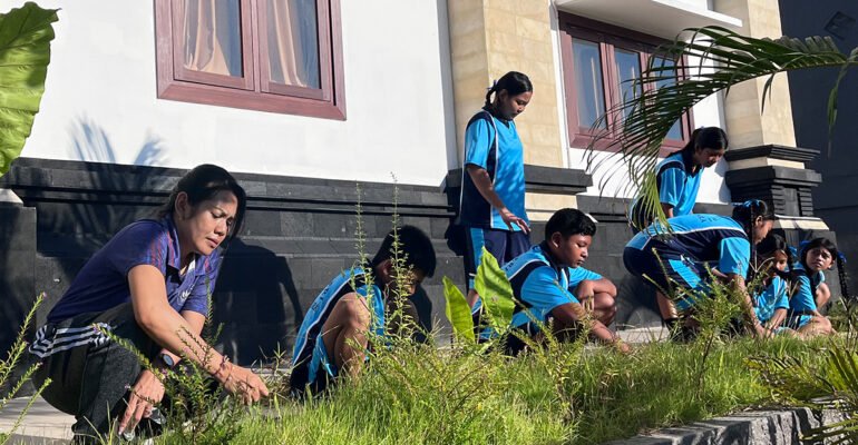 Dari Sekolah Untuk Bumi : SMP Negeri 3 Kuta Utara Bangun Budaya Peduli Lingkungan Melalui Aksi Bersama Jumat Bersih