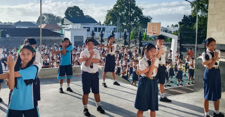Pagi Ceria, Semangat Membara: Senam Sehat Rutin SMP Negeri 3 Kuta Utara
