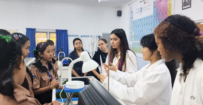 Eksplorasi Sains yang Menggugah: SMPN 3 Kuta Utara Lakukan Studi Banding di Lycee Francais De Bali