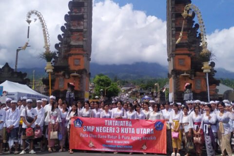 Meneguhkan Sradha Bhakti, Warga SMP Negeri 3 Kuta Utara Laksanakan Tirta Yatra ke Pura Batur dan Besakih