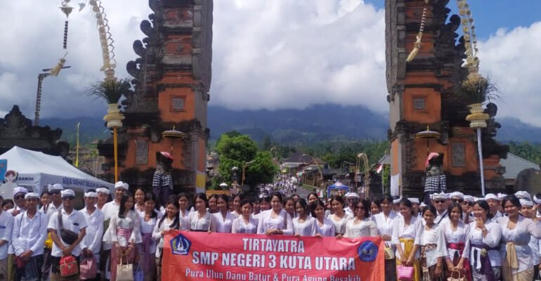 Meneguhkan Sradha Bhakti, Warga SMP Negeri 3 Kuta Utara Laksanakan Tirta Yatra ke Pura Batur dan Besakih